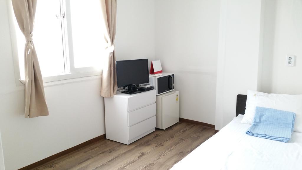 24 Guesthouse Sinchon Hongdae Seoel Buitenkant foto