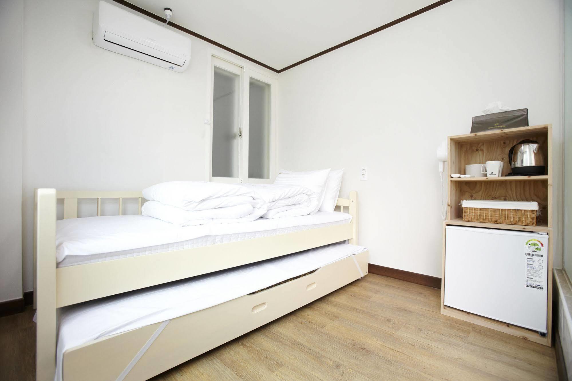 24 Guesthouse Sinchon Hongdae Seoel Buitenkant foto