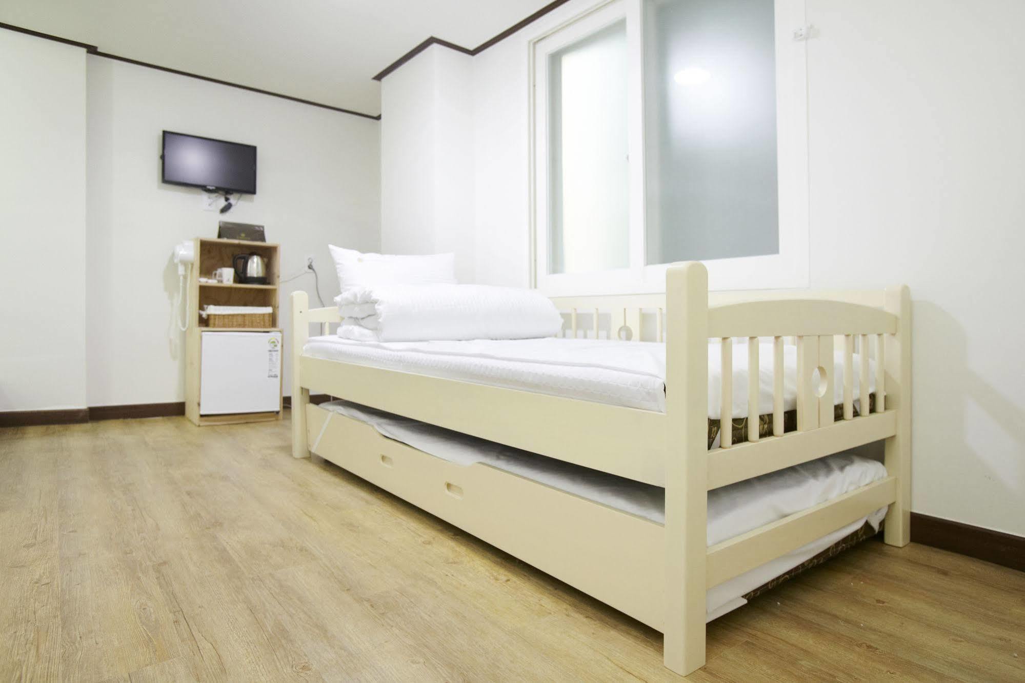 24 Guesthouse Sinchon Hongdae Seoel Buitenkant foto