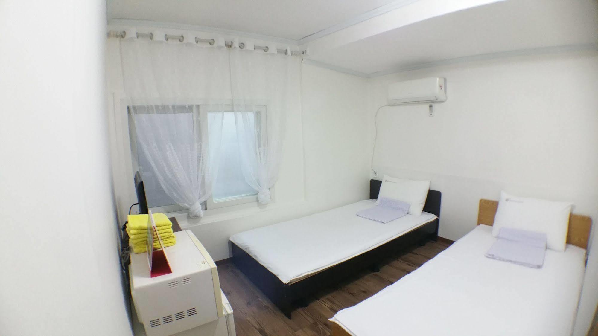 24 Guesthouse Sinchon Hongdae Seoel Buitenkant foto